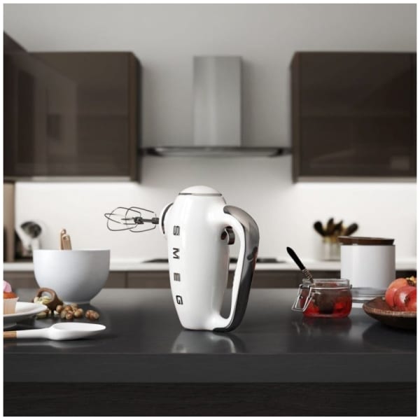 Ergonomický design mixéru SMEG HMF01WHEU